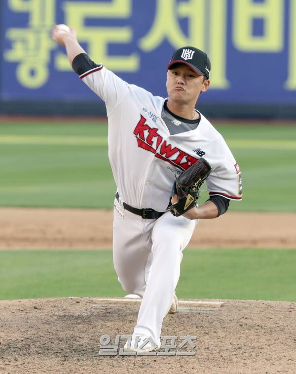 LG 트윈스와 kt위즈의 2023 KBO 한국시리즈 4차전 경기가 11일 오후 수원 KT위즈파크에서 열렸다. KT 투수 주권이 7회 등판 역투하고있다. 수원=정시종 기자 capa@edaily.co.kr /2023.11.11.