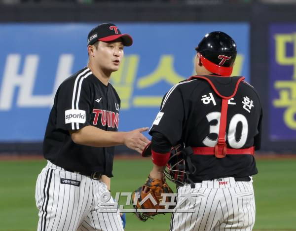 LG 트윈스와 kt위즈의 2023 KBO 한국시리즈 4차전 경기가 11일 오후 수원 KT위즈파크에서 열렸다. LG가 15-4로 대승을 거두고 4차전을 승리, 우승에 1승을 남겨두었다, 경기종료후 투수 최원태와 포수 허도환이 기뻐하고 있다. 수원=정시종 기자 capa@edaily.co.kr /2023.11.11.