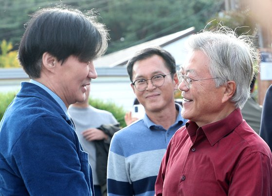 조국 전 법무부 장관이 9일 오후 경남 양산시 하북면 평산책방에서 열린 '디케의 눈물' 작가 사인회에서 문재인 전 대통령과 만나 대화하고 있다. 뉴스1