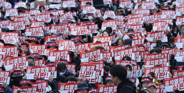 ▲ 11일 서울 여의도 여의대로에서 한국노총 조합원들이 전국노동자대회를 열고 구호를 외치고 있다. 연합뉴스