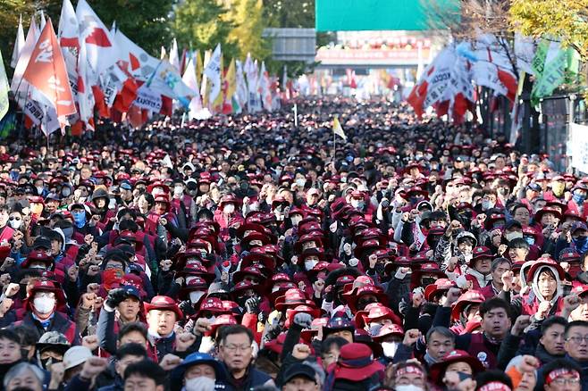 전국민주노동조합총연맹(이하 민주노총) 윤택근 위원장 직무대행을 비롯한 산하 노조 위원장 및 노조원들이 11일 오후 서울 서대문역 사거리에서 열린 전태일 열사 정신 계승 2023 전국노동자대회에서 구호를 외치고 있다. 민주노총은 전태일 열사 53주기를 맞아 진행한 이날 전국노동자대회를 통해 노조법 2·3조 개정과 중대재해처벌법 개악 반대, 민중복지예산 확대 등을 촉구했다. /사진=뉴스1