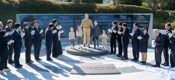 11일 남구 평화공원에서 시민 성금으로 조성된 위트컴 장군 조형물 제막식 행사가 열렸다. 국제신문DB