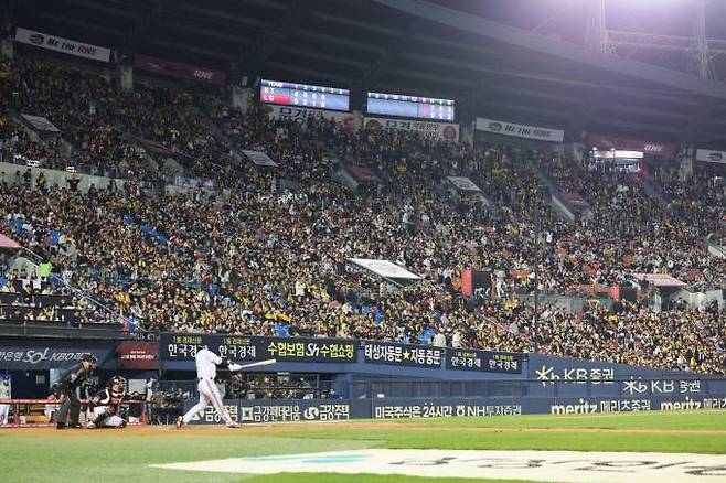 8일 서울 잠실야구장에서 열린 2023 KBO 한국시리즈 2차전 kt wiz와 LG 트윈스의 경기가 만석 매진돼 관중으로 가득 차 있다. 연합뉴스