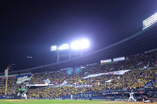 8일 서울 잠실야구장에서 열린 2023 KBO 한국시리즈 2차전 kt wiz와 LG 트윈스의 경기에서 관중들이 응원을 펼치고 있다. 연합뉴스