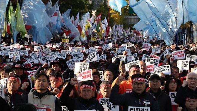 11일 서울 서대문역 부근에서 열린 민주노총 전국노동자대회에서 참석자들이 피켓을 들고 구호를 외치고 있다. 연합뉴스