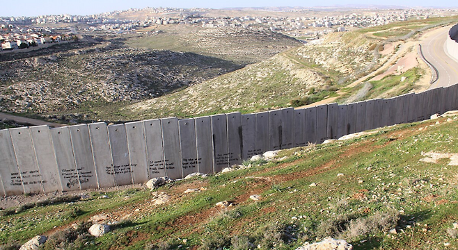 팔레스타인 행정수도 라말라 인근지역에 설치된 이스라엘·팔레스타인 분리 장벽의 모습. 최고 높이 8m인 장벽이 끝도 없이 펼쳐져 있습니다. 장벽 총길이가 700km가 넘는다고 알려졌습니다. [sendamessage]