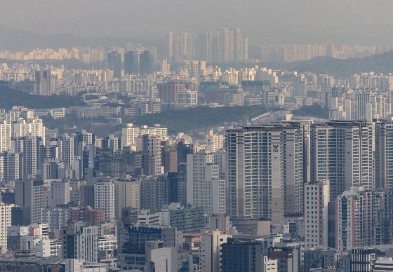 11일 부동산 정보제공 업체 '부동산R114'가 발표한 '수도권 아파트 시황'에 따르면 11월 둘째 주(10일 기준) 서울 아파트 가격이 한 달 간의 상승세를 멈추고 주춤하는 모습을 보였다. 대출 규제 움직임에 수요층의 가격 저항감 커져 서울과 수도권 매매가격이 보합(0.00%) 수준으로 위축됐다./사진=뉴스1