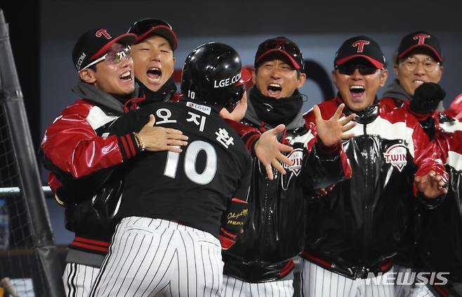 [수원=뉴시스] 김금보 기자 = 10일 오후 경기 수원시 kt위즈파크에서 열린 2023 KBO 한국시리즈 3차전 LG 트윈스와 kt 위즈의 경기, 9회초 2사 1, 2루 LG 오지환이 3점 홈런을 치고 더그아웃에서 염경엽 감독과 기뻐하고 있다. 2023.11.10. kgb@newsis.com