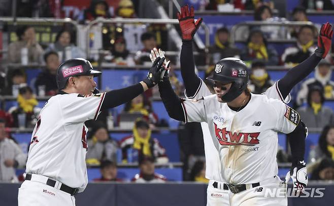 [수원=뉴시스] 김근수 기자 = 10일 오후 경기 수원시 kt위즈파크에서 열린 2023 KBO 한국시리즈 3차전 LG 트윈스와 kt 위즈의 경기, 8회말 1사 주자 2루 상황 kt 박병호가 역전 투런홈런을 치고 기뻐하고 있다. 2023.11.10. ks@newsis.com