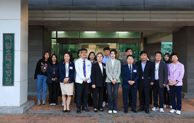 김건희 여사가 7일 오후 전남 고흥 국립소록도병원을 방문, 의료진과 기념촬영을 하고 있다. 대통령실 제공.