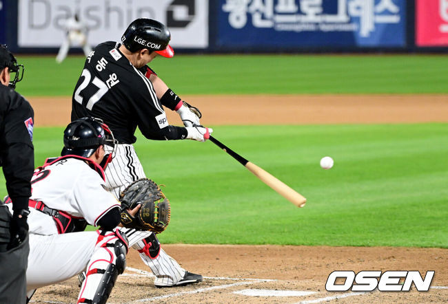 [OSEN=수원, 최규한 기자] 10일 오후 수원 KT위즈파크에서 ‘2023 신한은행 SOL KBO 포스트시즌 한국시리즈’ 3차전 KT 위즈와 LG 트윈스의 경기가 열렸다. 6회초 무사 1루 상황 LG 박동원이 다시 앞서가는 좌월 투런포를 날리고  있다. 2023.11.10 / dreamer@osen.co.kr