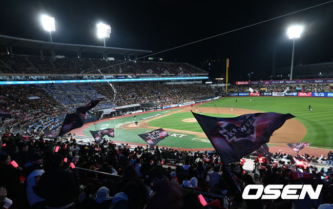 [OSEN=수원, 이대선 기자] 10일 오후 수원 KT위즈파크에서 ‘2023 신한은행 SOL KBO 포스트시즌 한국시리즈’ 3차전 KT 위즈와 LG 트윈스의 경기가 열렸다.KT 팬들이 열띤 응원을 펼치고 있다. 2023.11.10 /sunday@osen.co.kr