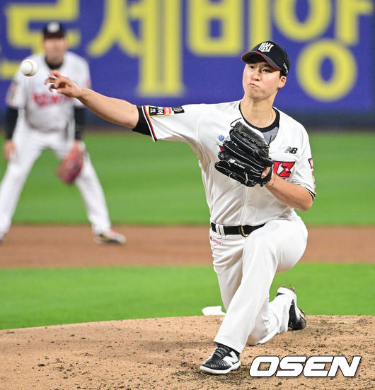 [OSEN=수원, 최규한 기자] 30일 오후 수원 KT위즈파크에서 ‘2023 신한은행 SOL KBO 포스트시즌 플레이오프’ 1차전 KT 위즈와 NC 다이노스의 경기가 열렸다.4회초 무사 1, 3루 상황 마운드에 오른 KT 엄상백이 힘차게 공을 뿌리고 있다. 2023.10.30 / dreamer@osen.co.kr