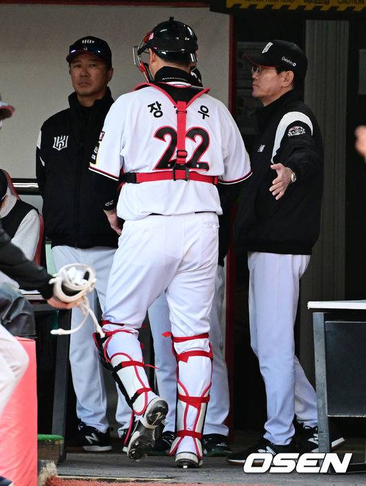 [OSEN=수원, 지형준 기자] 11일 수원 KT위즈파크에서 ‘2023 신한은행 SOL KBO 포스트시즌 한국시리즈’ 4차전 KT 위즈와 LG 트윈스의 경기가 열렸다.7회초 KT 장성우가 교체되고 있다. 2023.11.11 /jpnews@osen.co.kr