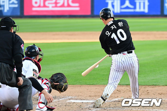 [OSEN=수원, 최규한 기자] 11일 수원 KT위즈파크에서 ‘2023 신한은행 SOL KBO 포스트시즌 한국시리즈’ 4차전 KT 위즈와 LG 트윈스의 경기가 열렸다. 7회초 1사 1, 3루 상황 LG 오지환이 달아나는 좌월 스리런포를 날리고 있다. 2023.11.11 / dreamer@osen.co.kr