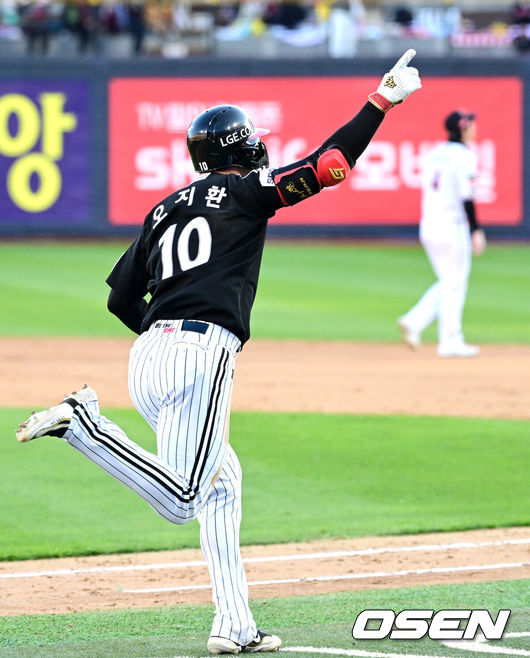 [OSEN=수원, 최규한 기자] 11일 수원 KT위즈파크에서 ‘2023 신한은행 SOL KBO 포스트시즌 한국시리즈’ 4차전 KT 위즈와 LG 트윈스의 경기가 열렸다. 7회초 1사 1, 3루 상황 LG 오지환이 달아나는 좌월 스리런포를 날리고 그라운드를 돌며 환호하고 있다. 2023.11.11 / dreamer@osen.co.kr