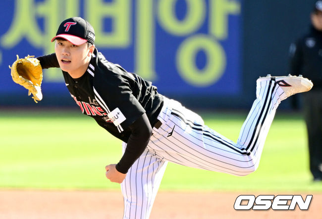 [OSEN=수원, 최규한 기자] 11일 수원 KT위즈파크에서 ‘2023 신한은행 SOL KBO 포스트시즌 한국시리즈’ 4차전 KT 위즈와 LG 트윈스의 경기가 열렸다. 1회말 LG 선발 김윤식이 힘차게 공을 뿌리고 있다. 2023.11.11 / dreamer@osen.co.kr