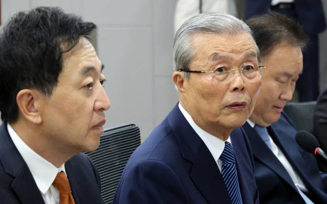 ▲국민의힘 김종인 전 비대위원장과 금태섭 전 의원(현 새로운선택 창당준비위원장)이 지난 4월 18일 국회 의원회관에서 열린 포럼에 참석해 있다. 김 전 위원장 뒤는 민주당 이상민 의원. ⓒ연합뉴스