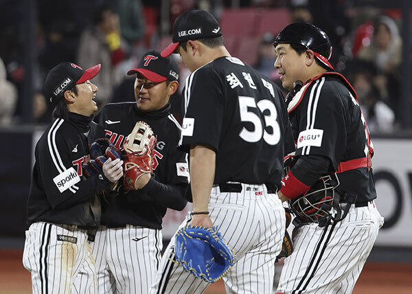 11일 오후 경기 수원시 kt위즈파크에서 열린 2023 KBO 한국시리즈 4차전 LG 트윈스와 kt 위즈의 경기, 15대 4로 LG 트윈스가 승리를 거둔 뒤 선수들끼리 기뻐하고 있다. 뉴시스