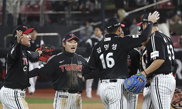 11일 오후 경기 수원시 kt위즈파크에서 열린 2023 KBO 한국시리즈 4차전 LG 트윈스와 kt 위즈의 경기, 15대 4로 LG 트윈스가 승리를 거둔 뒤 선수들끼리 기뻐하고 있다. 뉴시스