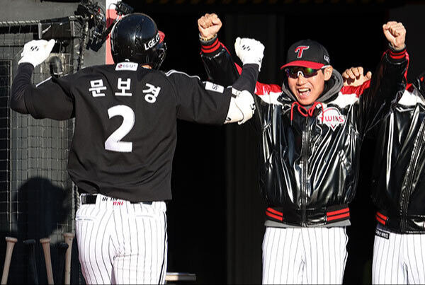 11일 오후 경기 수원시 kt위즈파크에서 열린 2023 KBO 한국시리즈 4차전 LG 트윈스와 kt 위즈의 경기, 6회초 1사 1루 LG 문보경이 2점 홈런을 치고 더그아웃에서 염경엽 감독과 기뻐하고 있다. 뉴시스