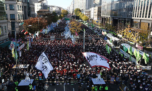 전국민주노동조합총연맹(민주노총) 조합원들이 11일 오후 서울 서대문구 통일로 일대에서 '윤석열 정권 퇴진! 전태일 열사 정신 계승 전국노동자대회'를 하고 있다. 공동취재사진