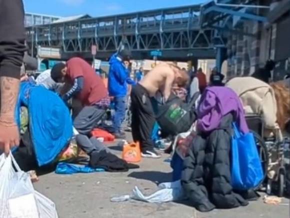 미국 필라델피아 켄싱턴 에비뉴 거리에서 마약 중독자들이 몸을 꺾은 채 서 곳곳에 서 있다. CNN 캡처