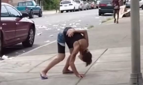 미국 필라델피아 켄싱턴 거리에서 좀비처럼 기괴한 자세로 비틀거리며 배회하는 펜타닐 중독자의 모습. 유튜브 ‘크랩KLAB’ 캡처