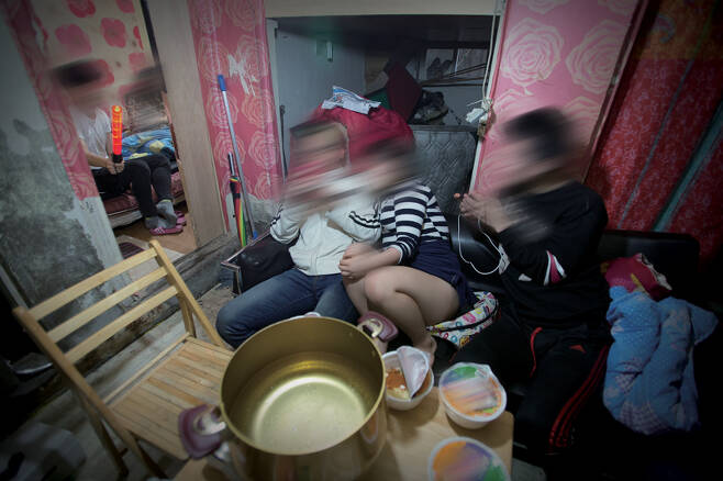 서울 신림동 인근의 가출 청소년 일상생활에 대한 동행 취재. 사진은 가출 청소년들이 모여 합숙을 하는 폐가 모습 ⓒ시사저널 임준선