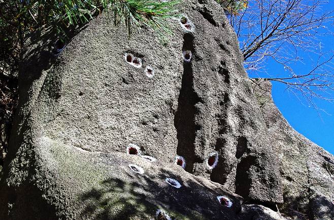 1968년 1.21 사태 당시 총탄 자국이 호경암에 남아있다