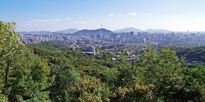 말바위 안내소 데크에서 본 서울 도심