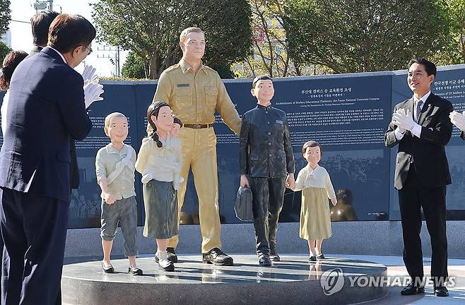 위트컴 장군 조형물 건립 (부산=연합뉴스) 차근호 기자 = 11일 오전 부산 남구 평화공원에서 위트컴 장군 조형물 제막식 행사가 열리고 있다. 2023.11.11 ready@yna.co.kr