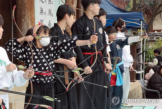 국궁 쏘는 어린이들  (전주=연합뉴스) 최영수 기자 = 11일 전북 전주시 전통문화연수원에서 열린 제5회 전주별시 재현행사에서 어린이들이 국궁을 쏘고 있다.
 전주별시는 1593년 임진왜란 위기에서 나라를 구하기 위해 치른 과거시험이다. 
kan@yna.co.kr (끝)