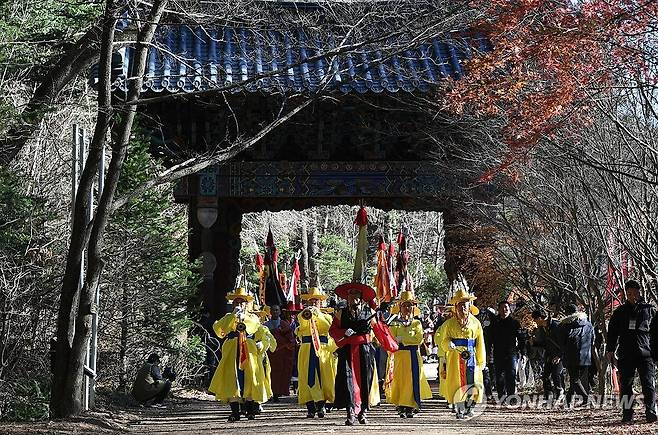오대산 사고본 이운 행렬 재연 행사 (평창=연합뉴스) 일제강점기 반출된 오대산 사고본 조선왕조실록과 의궤가 110년 만에 평창으로 귀환한 가운데 지난 10일 실록과 의궤를 오대산으로 옮기는 이운 행렬 재연 행사가 평창군 월정사에서 열렸다. 2023.11.11 [평창군 제공.재판매 및 DB 금지] jlee@yna.co.kr