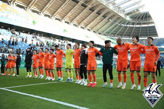 승리 후 기뻐하는 강원 선수들 [한국프로축구연맹 제공. 재판매 및 DB 금지]