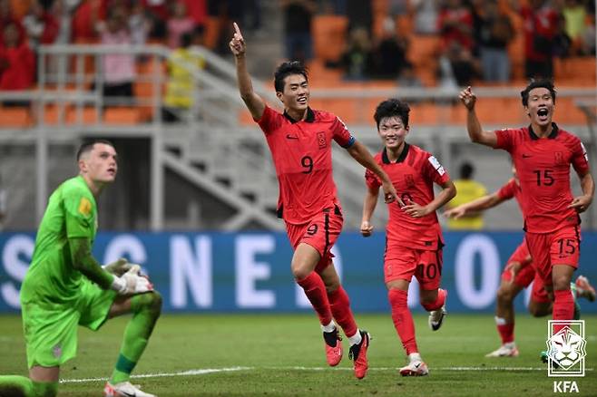 한국 U-17 대표팀 김명준(9번)이 선제골을 터뜨린 뒤 기뻐하고 있다. 사진=대한축구협회