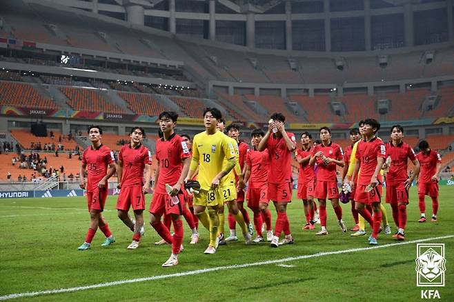 한국 U-17 축구대표팀이 미국에게 패한 뒤 경기장을 빠져나오고 있다. 사진=대한축구협회