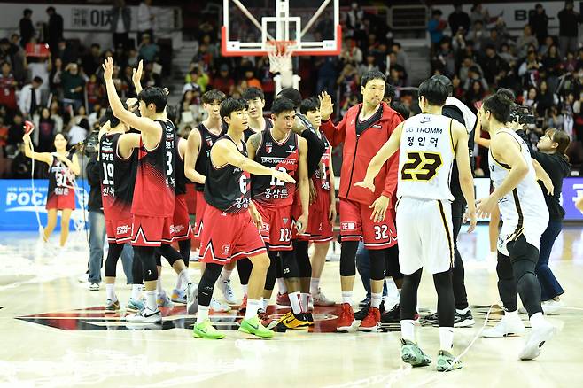 정관장 선수들이 12일 LG를 꺾고 기뻐하고 있다.(KBL 제공)