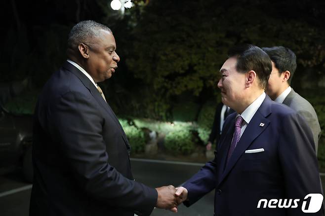 윤석열 대통령이 12일 오후 한미안보협의회의(SCM) 미국 대표단 격려 만찬을 위해 서울 용산구 한남동 관저를 찾은 로이드 오스틴 국방장관과 악수하고 있다. (대통령실 제공) 2023.11.12/뉴스1 ⓒ News1 안은나 기자