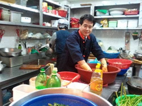 반찬전문점 주방에서 조리하는 조동근 씨. 정신없이 사업이 커지고 돈이 들어오던 시절이었다. 조동근 씨 제공