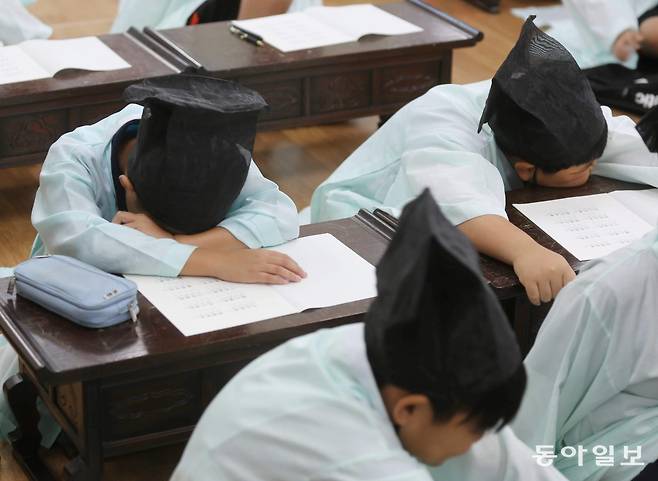 밤에 잘 잤더라도 식곤증이나 지루함 등 다양한 이유로 누구나 낮에 피곤함을 느낄 수 있다. 그러나 잠 때문에 스트레스 받고, 집착하는 이들은 밤에 잘 잤다면 낮에 절대 졸리지 않을 것이라고 생각하는 등 완벽한 기준을 설정해 두곤 한다. 사진은 부산의 한 서원에서 진행된 전통문화 체험 교실에 참가한 어린이들이 졸고 있는 모습. 동아일보 DB