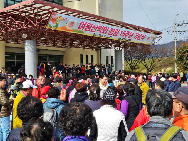 장제원 국민의힘 의원이 지난 11일 경남 함양군 함양체육관에서 열린 여원산악회 창립 15주년 기념식에 참석한 회원들과 인사하고 있다. 장제원 의원 페이스북