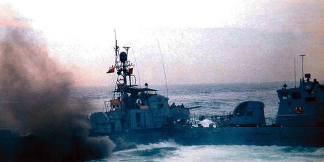 1999년 6월 15일 서해 연평도 인근 NLL인접 지역에서 발생한 남북 교전. 우리 측 해군 고속정(오른쪽)이 선제공격을 가해 오는 북한 경비정(왼쪽)에 충돌 공격을 가하고 있다. 한국일보 자료사진