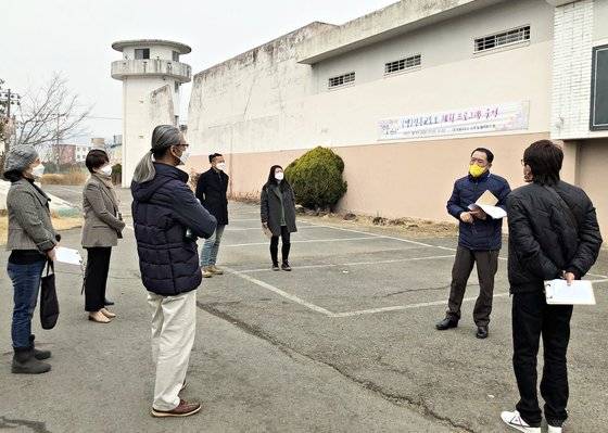 장흥교도소 앞에서 체험프로그램 설명회를 갖는 모습. 사진 장흥군