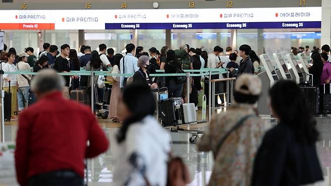 추석 연휴 닷새째인 지난 2일 인천국제공항 제1여객터미널 출국장이 이용객들로 북적이고 있다. /사진=뉴스1