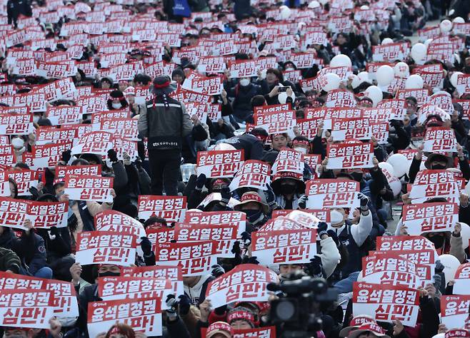 여의대로 가득 채운 노동자들 서울 여의도 여의대로에서 지난 11일 한국노총이 주최한 전국노동자대회에 참석한 노동자들이 ‘윤석열 정권 심판’이라고 쓰인 손팻말을 들고 구호를 외치고 있다. 이날 집회에는 주최 측 추산 6만명이 참가했다. 연합뉴스