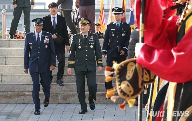 김승겸 합참의장(오른쪽)과 찰스 브라운 미국 합참의장이 12일 오전 서울 용산구 국방부 연병장에서 열린 환영 의장 행사에 참석하고 있다. 