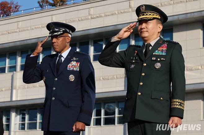 김승겸 합참의장과 찰스 브라운 미국 합참의장이 12일 오전 서울 용산구 국방부 연병장에서 열린 환영 의장 행사에서 경례하고 있다. 