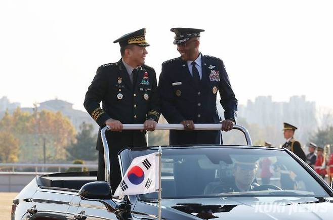 김승겸 합참의장과 찰스 브라운 미국 합참의장이 12일 오전 서울 용산구 국방부 연병장에서 열린 환영 의장 행사에 참석하고 있다. 