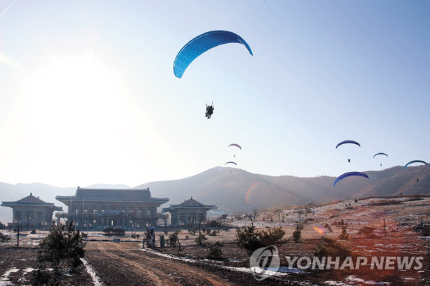 북한 조선중앙통신이 촬영날짜를 밝히지 않고 2016년 말 공개한 청와대 타격 훈련 모습.[연합뉴스]